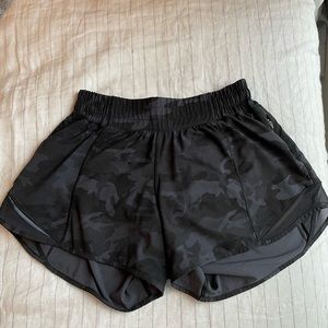 Lululemon hotty hot size 4 4”